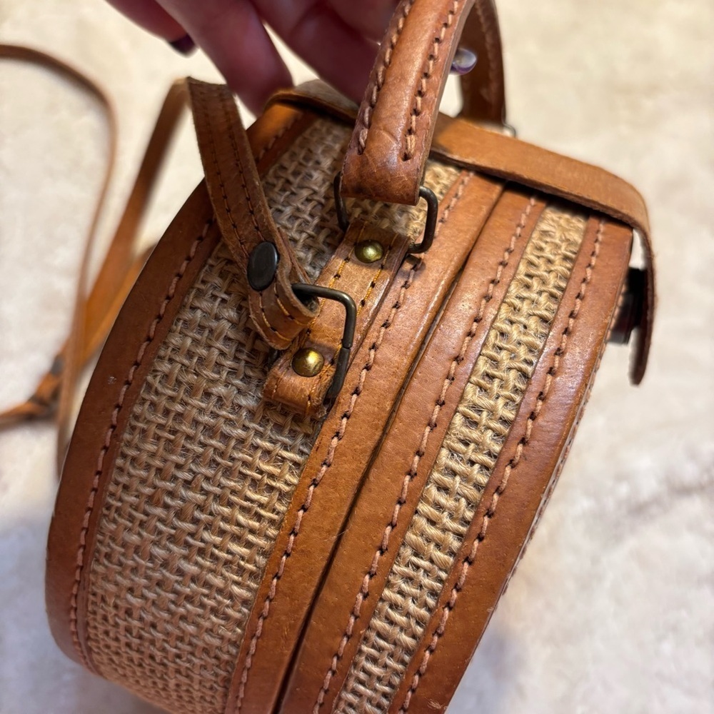 SALE! Vintage Leather Crossbody Bag Camel Brown Tan Rattan Sides Magnetic Snap - Picture 9 of 16